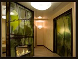 Квартира с перегородкой из стекла со встроенным биокамином. Авторский рисунок (печать на стекле) со светодиодной подсветкой.